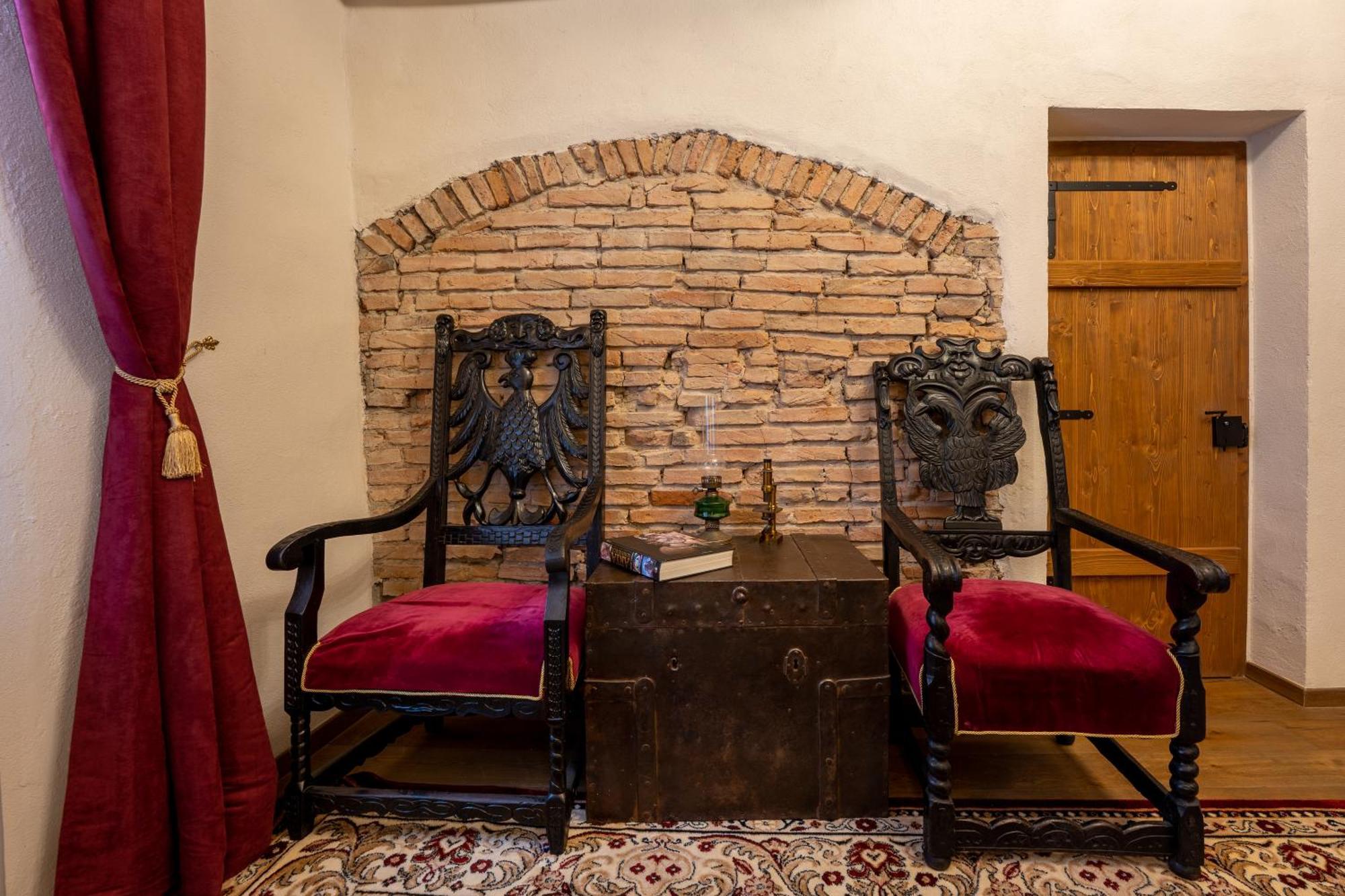 The Throne - M Museum Hotel ซิวิโชอารา ภายนอก รูปภาพ