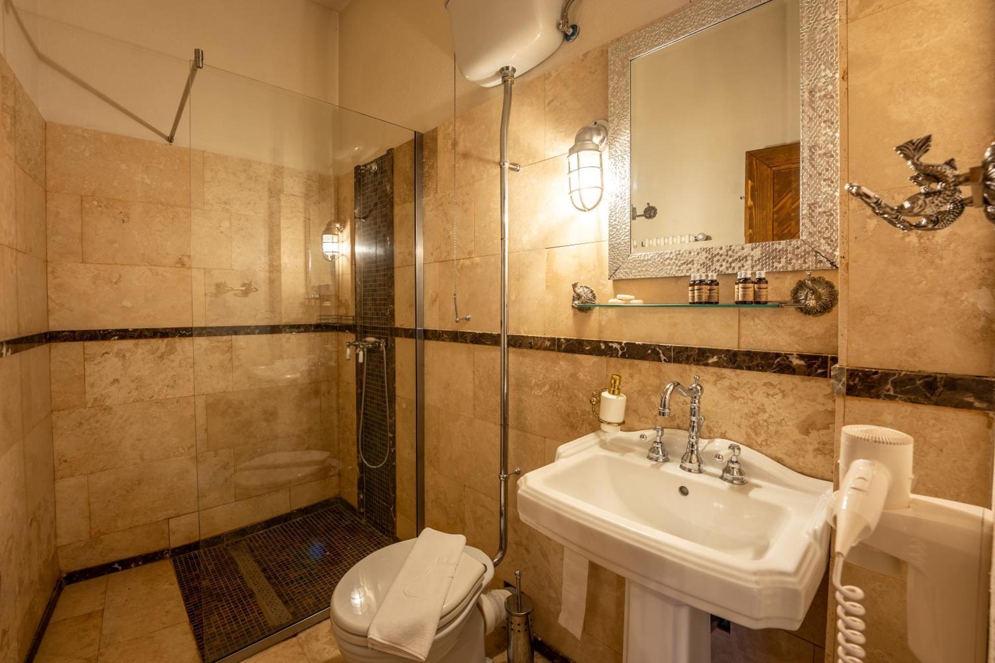 The Throne - M Museum Hotel ซิวิโชอารา ภายนอก รูปภาพ