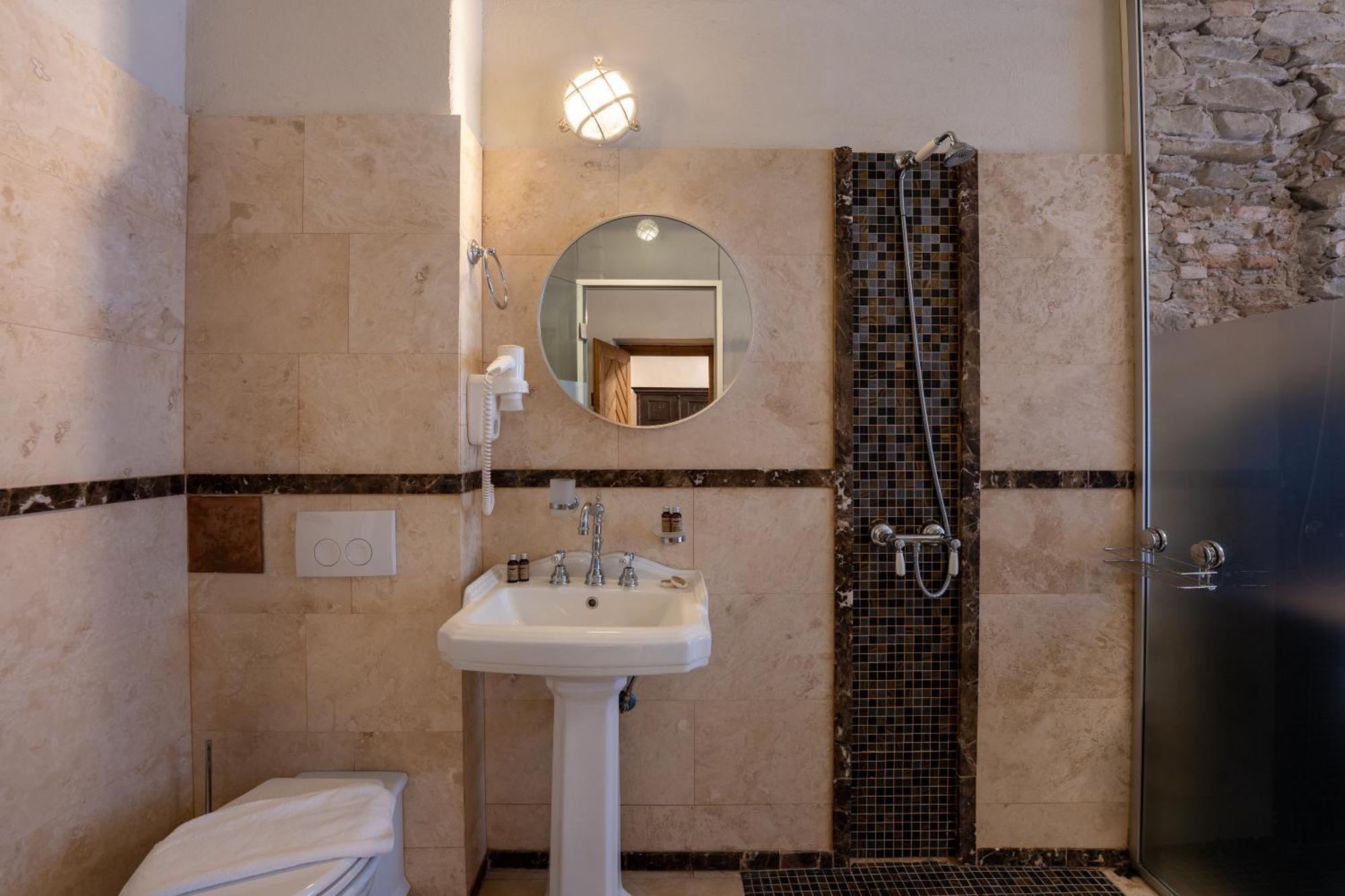 The Throne - M Museum Hotel ซิวิโชอารา ภายนอก รูปภาพ