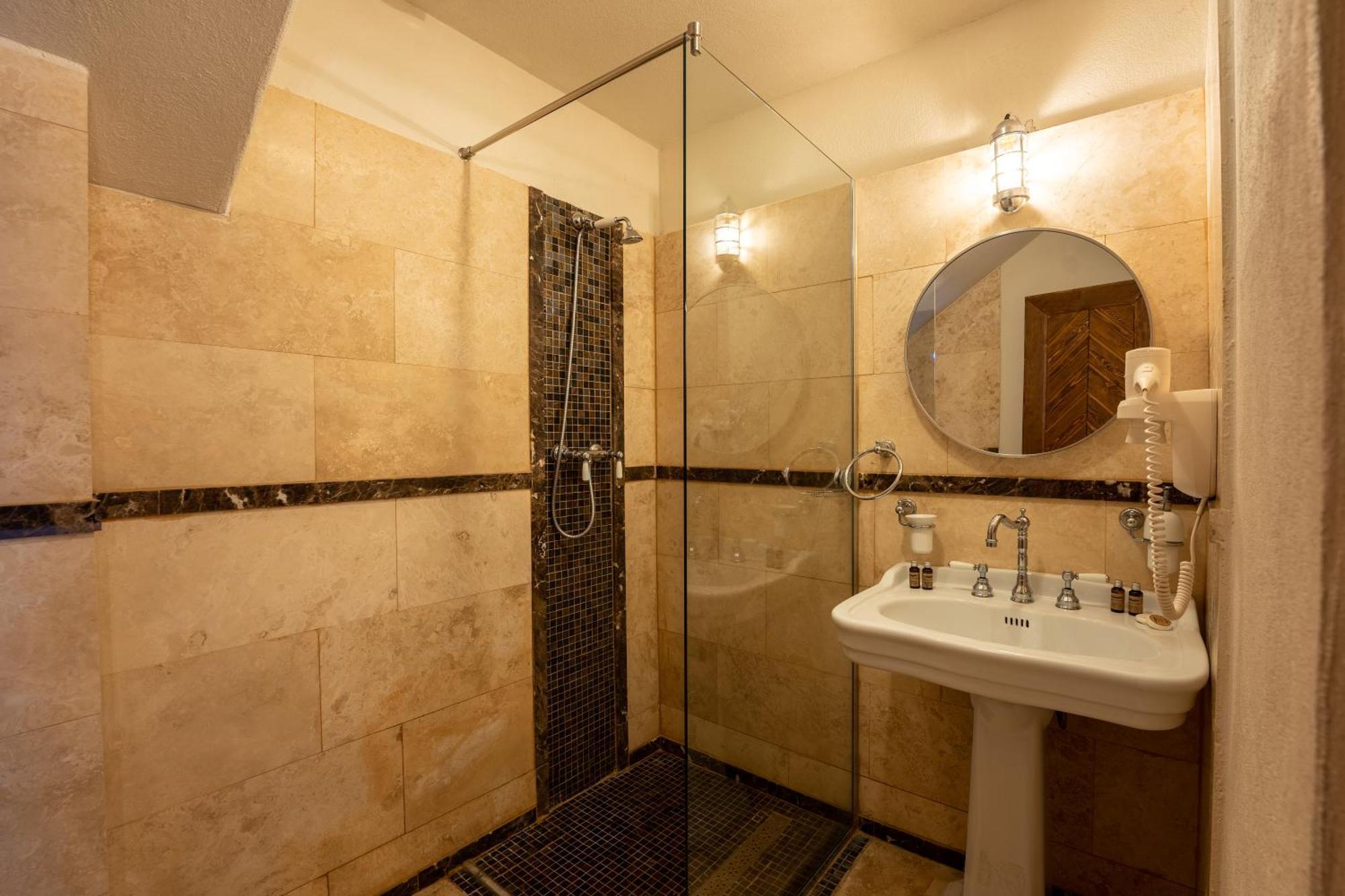 The Throne - M Museum Hotel ซิวิโชอารา ภายนอก รูปภาพ